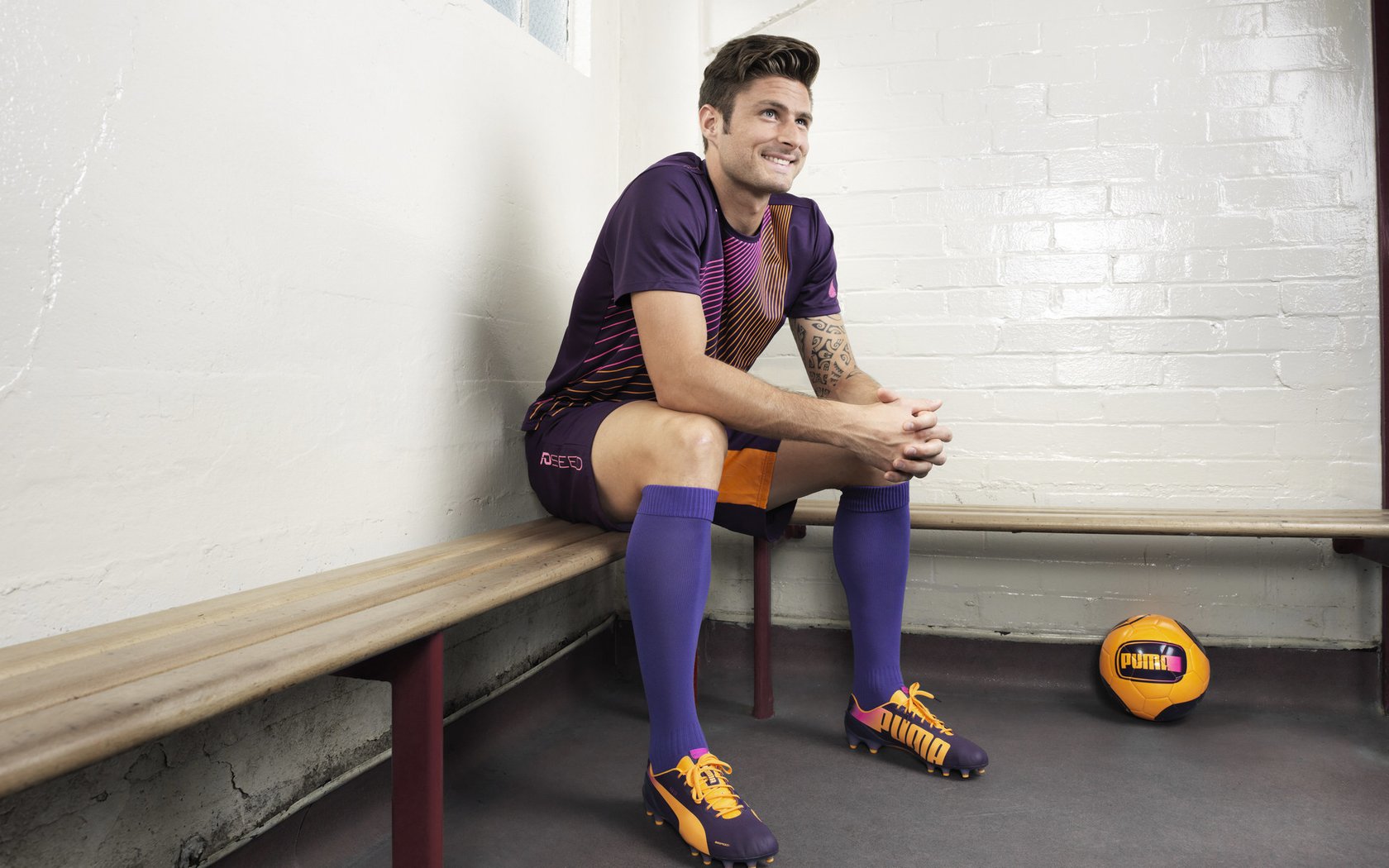 “2025世界运动会:高新体育中心武术赛场气氛紧张,选手拼劲力”